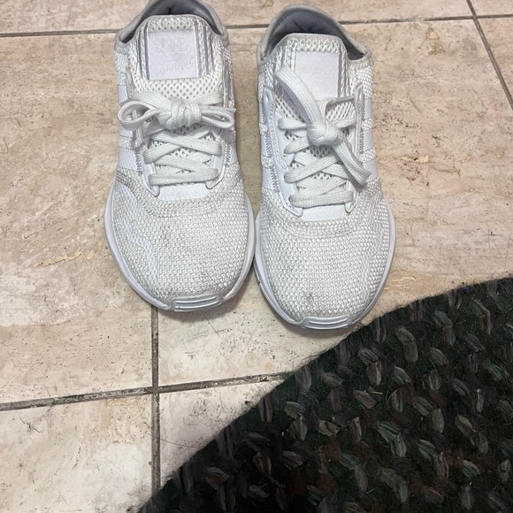 White adidas swift runs - Picture 2 of 4